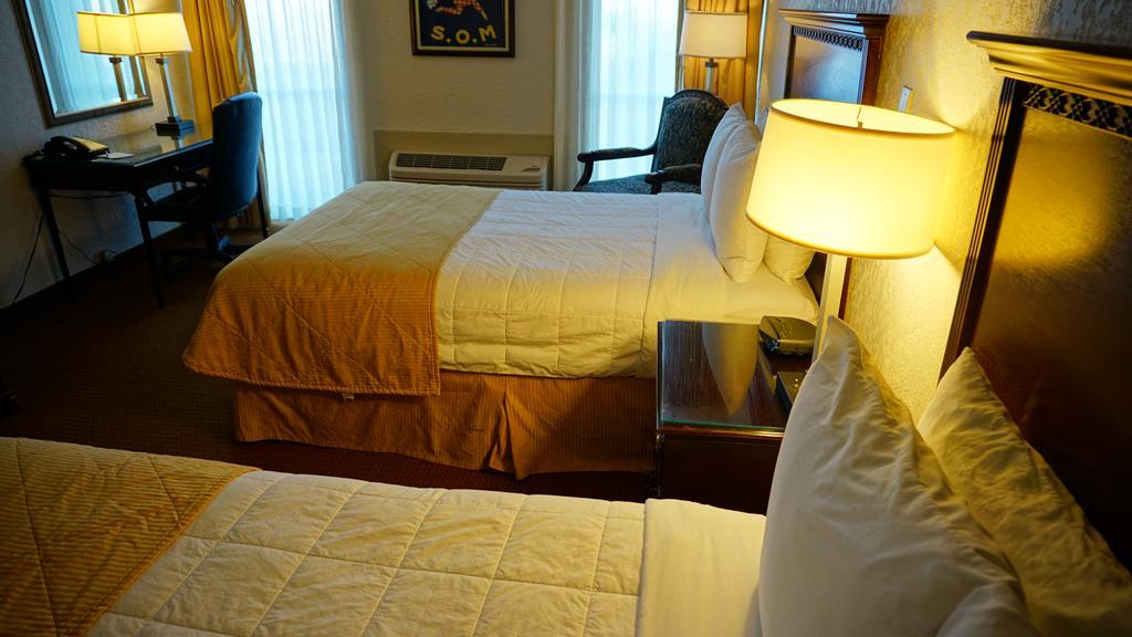 Hotel Ramada By Wyndham Wichita Airport Zewnętrze zdjęcie