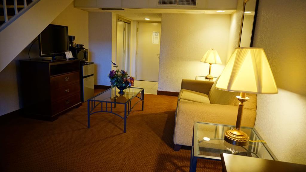 Hotel Ramada By Wyndham Wichita Airport Zewnętrze zdjęcie