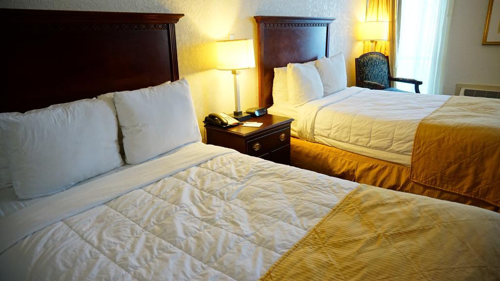 Hotel Ramada By Wyndham Wichita Airport Zewnętrze zdjęcie