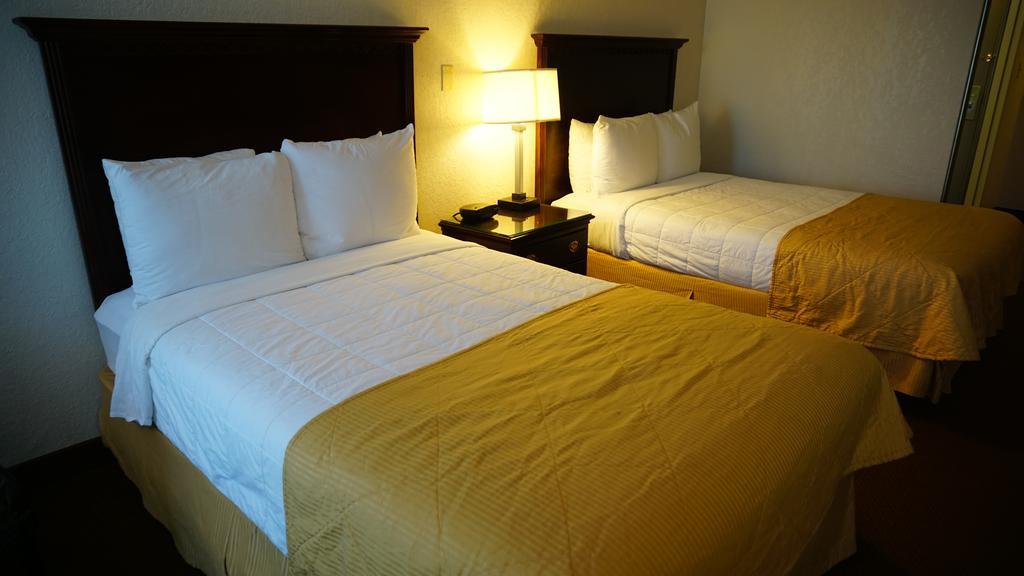 Hotel Ramada By Wyndham Wichita Airport Zewnętrze zdjęcie