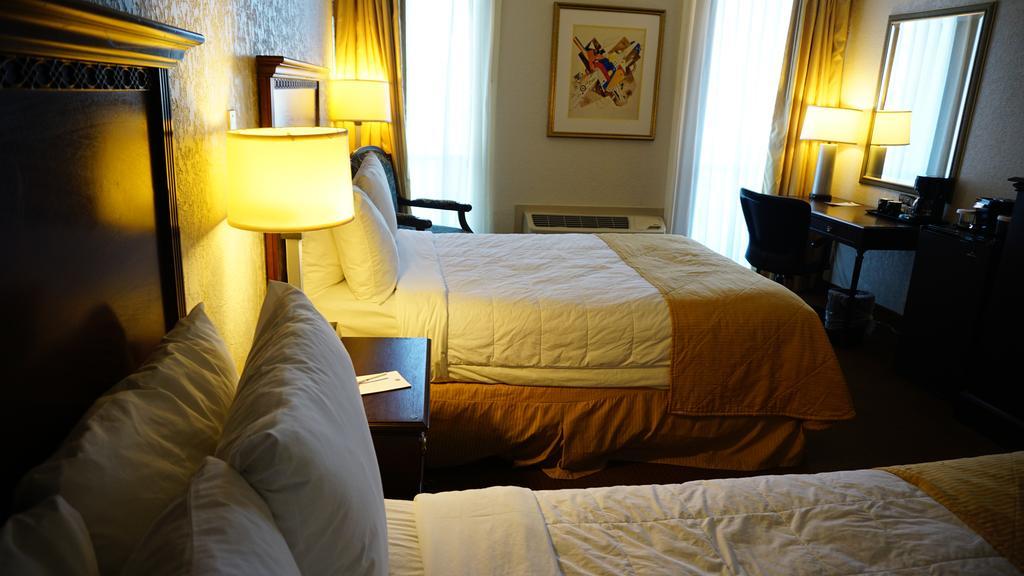 Hotel Ramada By Wyndham Wichita Airport Zewnętrze zdjęcie