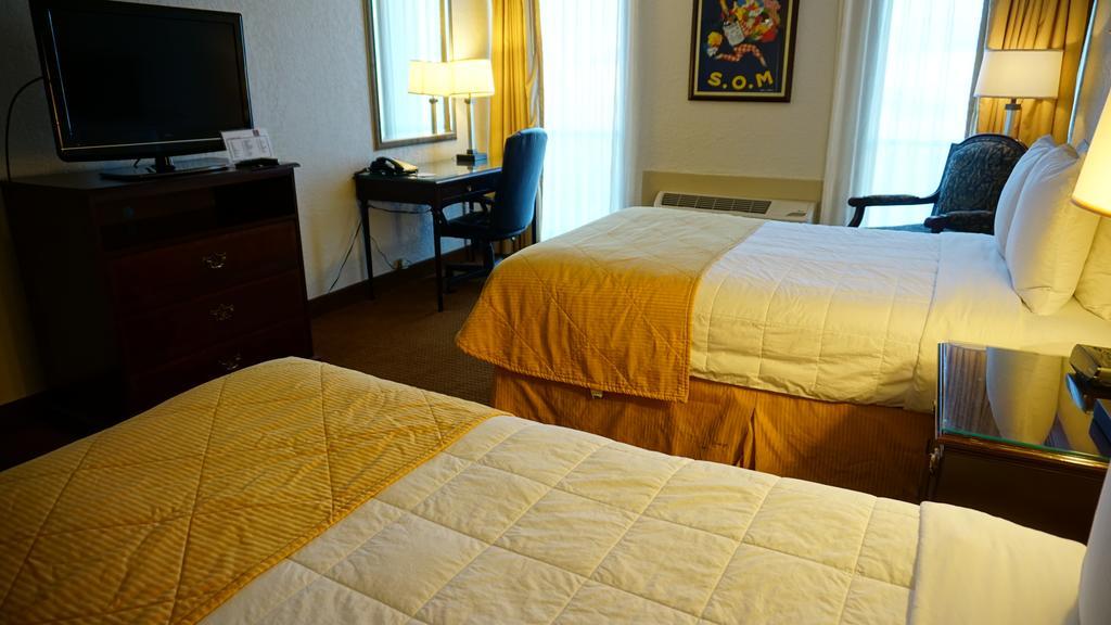 Hotel Ramada By Wyndham Wichita Airport Zewnętrze zdjęcie