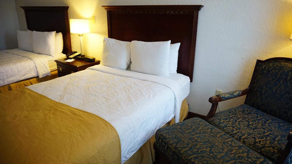 Hotel Ramada By Wyndham Wichita Airport Zewnętrze zdjęcie
