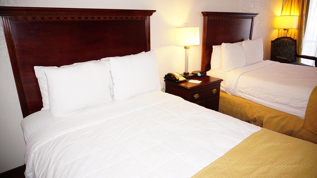Hotel Ramada By Wyndham Wichita Airport Zewnętrze zdjęcie