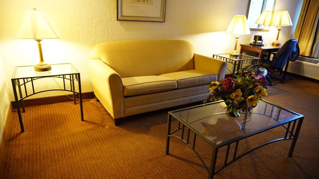 Hotel Ramada By Wyndham Wichita Airport Zewnętrze zdjęcie