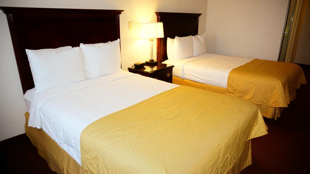 Hotel Ramada By Wyndham Wichita Airport Pokój zdjęcie