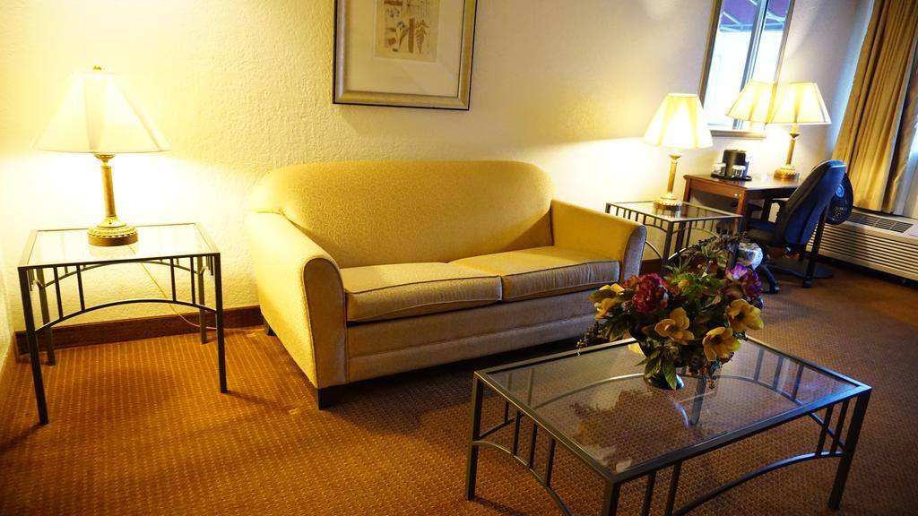 Hotel Ramada By Wyndham Wichita Airport Zewnętrze zdjęcie