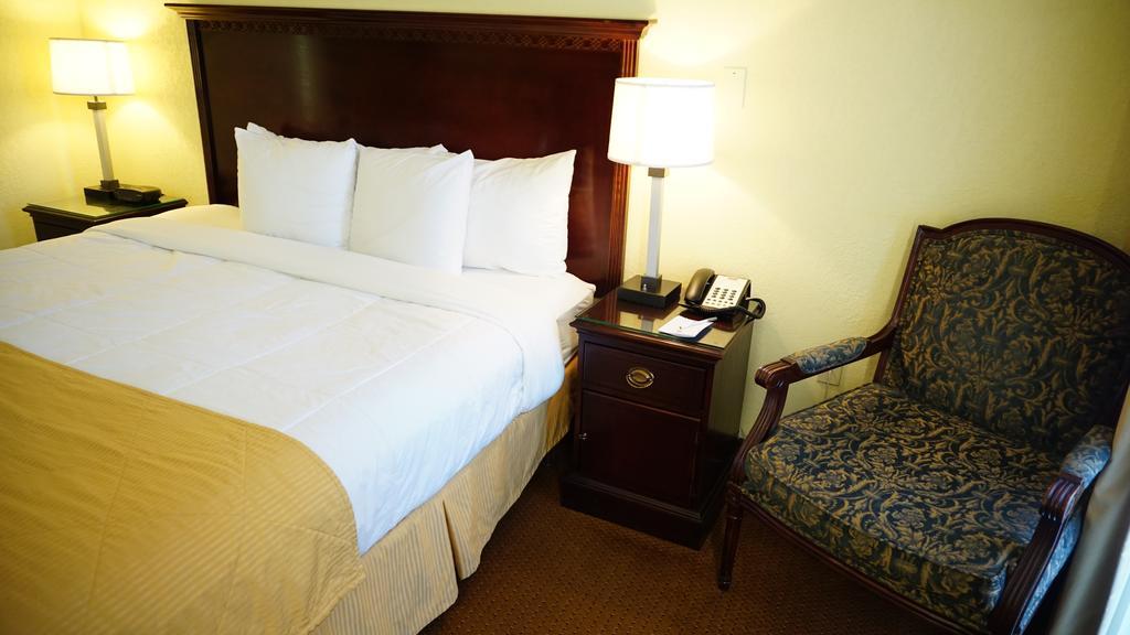 Hotel Ramada By Wyndham Wichita Airport Pokój zdjęcie