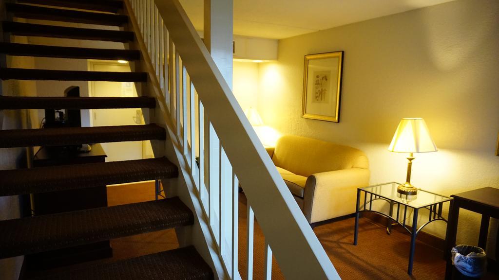 Hotel Ramada By Wyndham Wichita Airport Zewnętrze zdjęcie