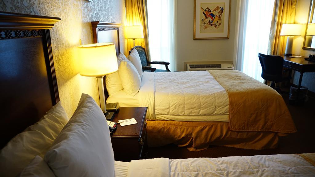 Hotel Ramada By Wyndham Wichita Airport Zewnętrze zdjęcie