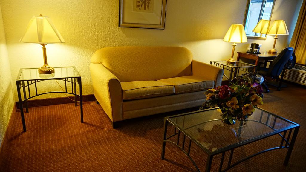 Hotel Ramada By Wyndham Wichita Airport Zewnętrze zdjęcie