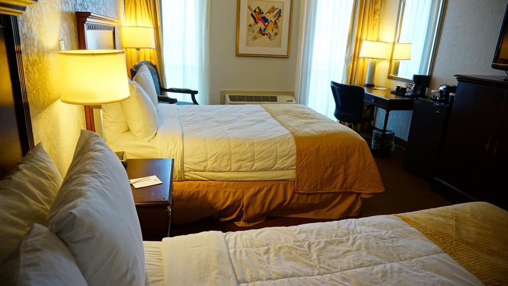 Hotel Ramada By Wyndham Wichita Airport Zewnętrze zdjęcie