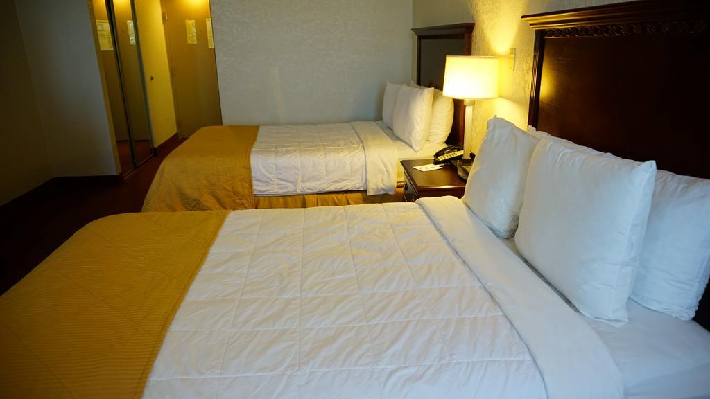 Hotel Ramada By Wyndham Wichita Airport Zewnętrze zdjęcie