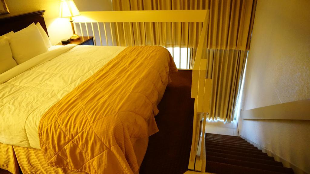 Hotel Ramada By Wyndham Wichita Airport Zewnętrze zdjęcie