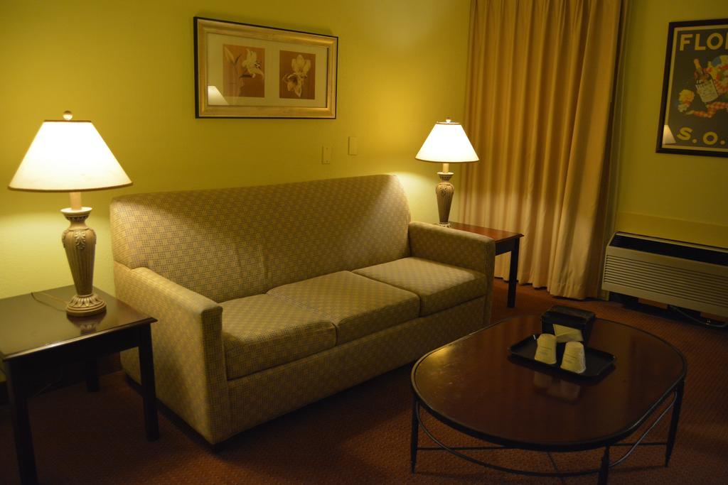 Hotel Ramada By Wyndham Wichita Airport Zewnętrze zdjęcie