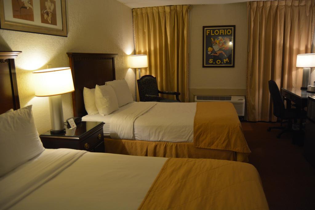 Hotel Ramada By Wyndham Wichita Airport Zewnętrze zdjęcie