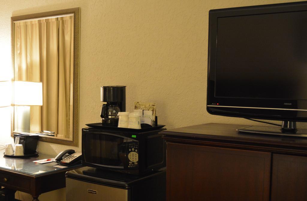 Hotel Ramada By Wyndham Wichita Airport Zewnętrze zdjęcie