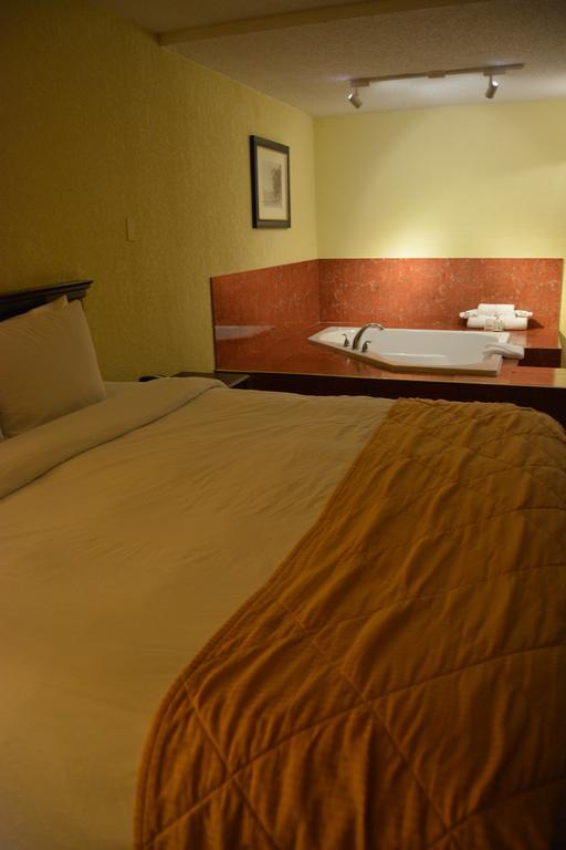 Hotel Ramada By Wyndham Wichita Airport Zewnętrze zdjęcie