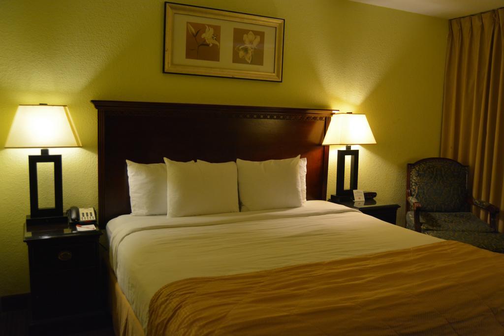 Hotel Ramada By Wyndham Wichita Airport Zewnętrze zdjęcie