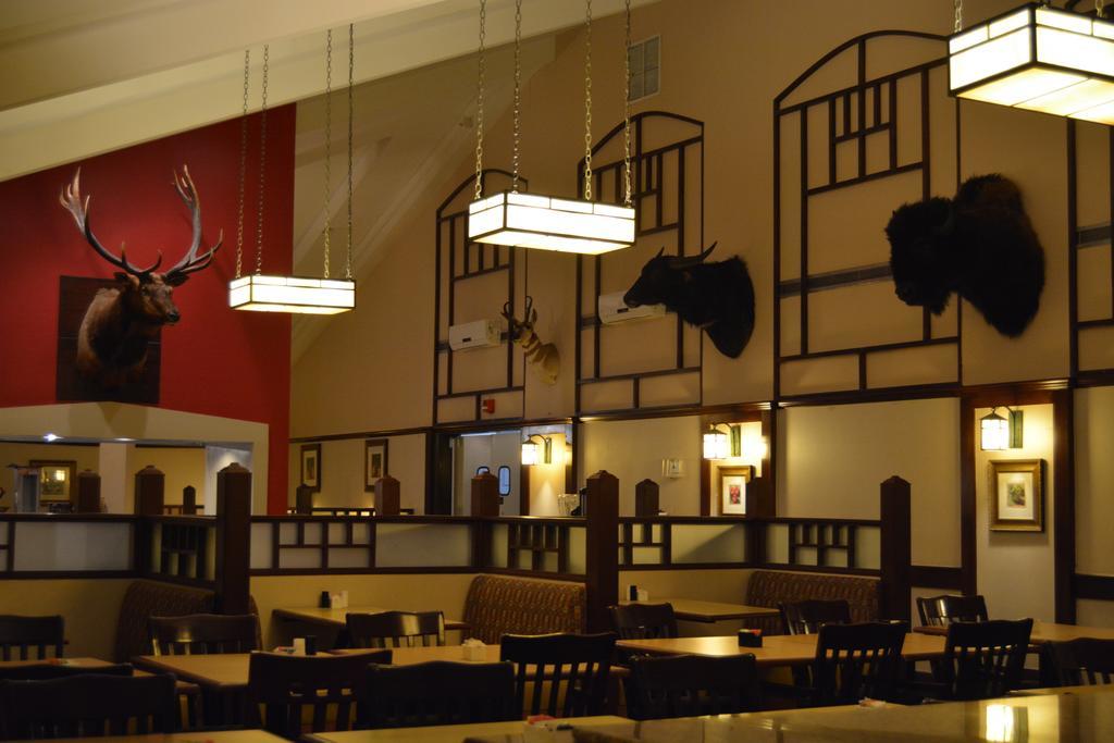 Hotel Ramada By Wyndham Wichita Airport Zewnętrze zdjęcie