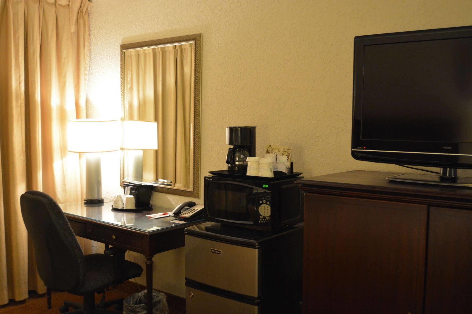 Hotel Ramada By Wyndham Wichita Airport Zewnętrze zdjęcie