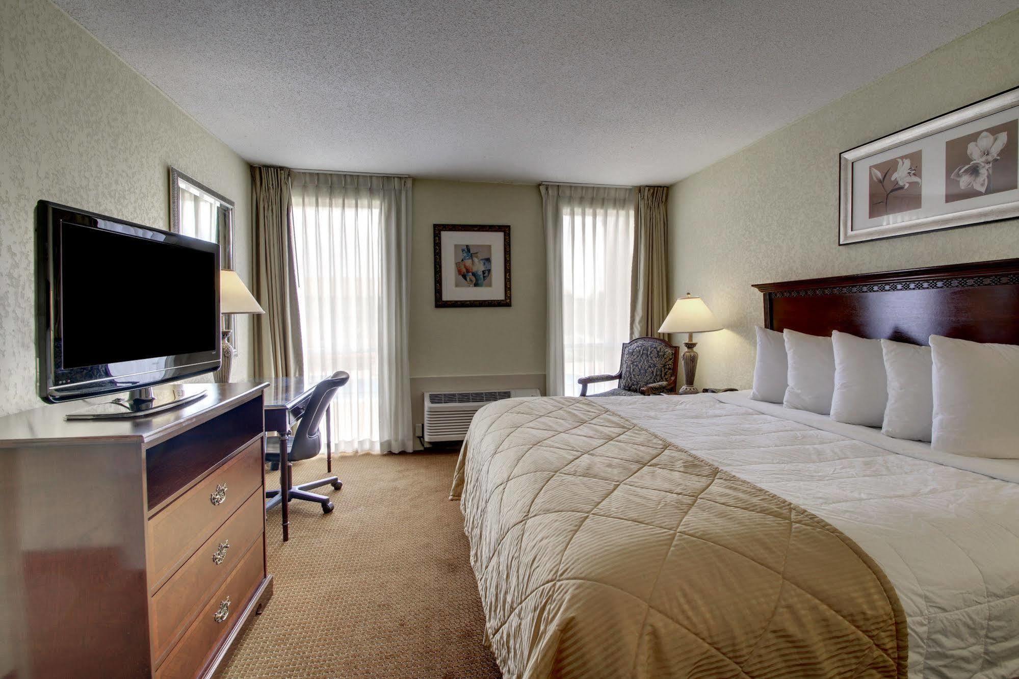 Hotel Ramada By Wyndham Wichita Airport Zewnętrze zdjęcie
