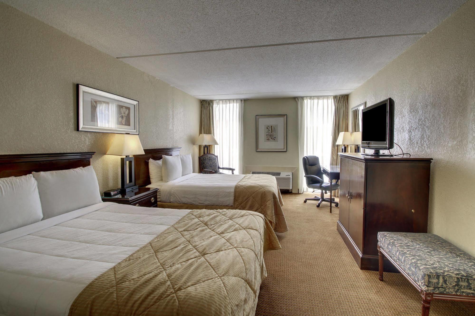 Hotel Ramada By Wyndham Wichita Airport Zewnętrze zdjęcie