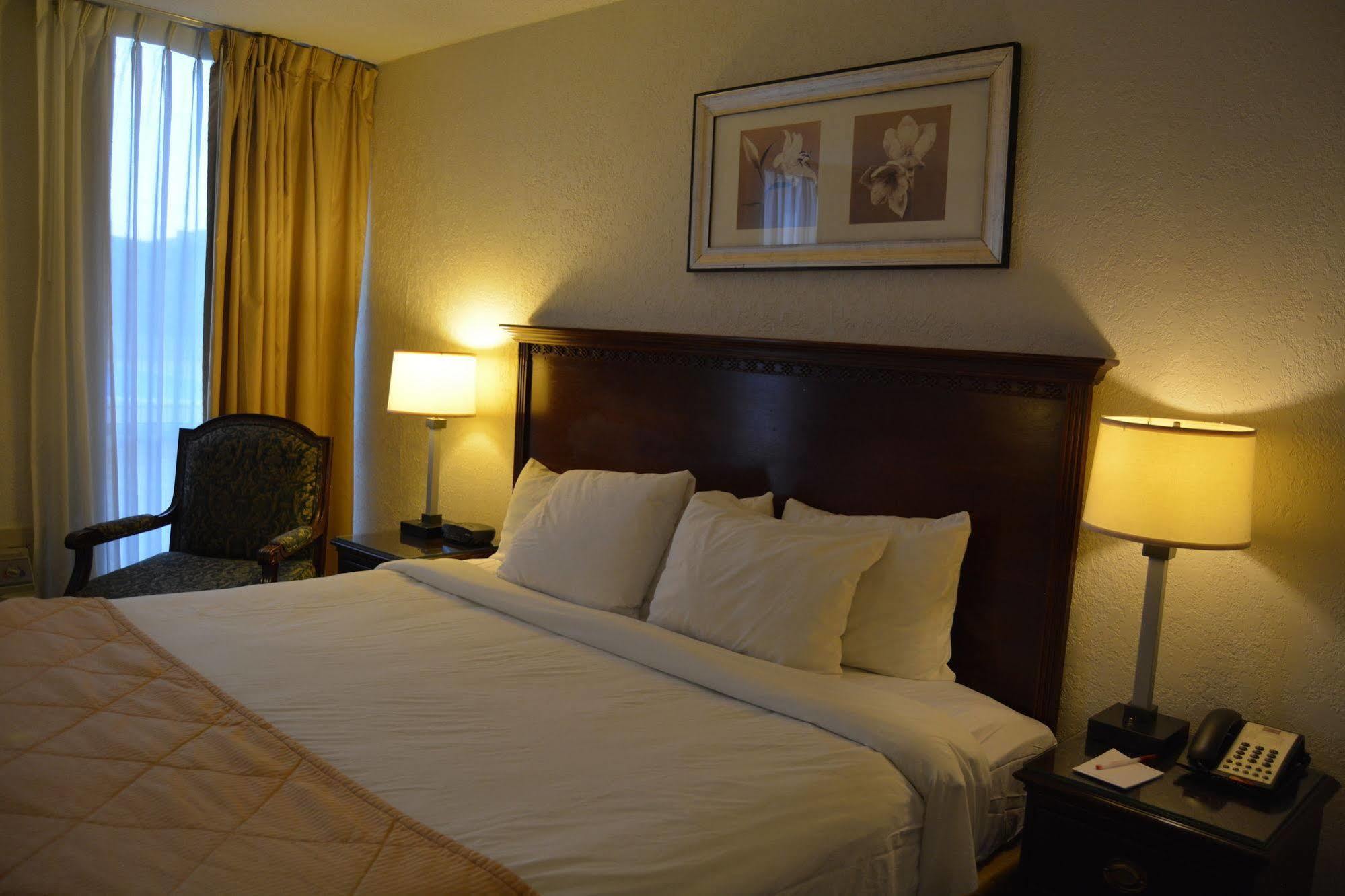 Hotel Ramada By Wyndham Wichita Airport Zewnętrze zdjęcie