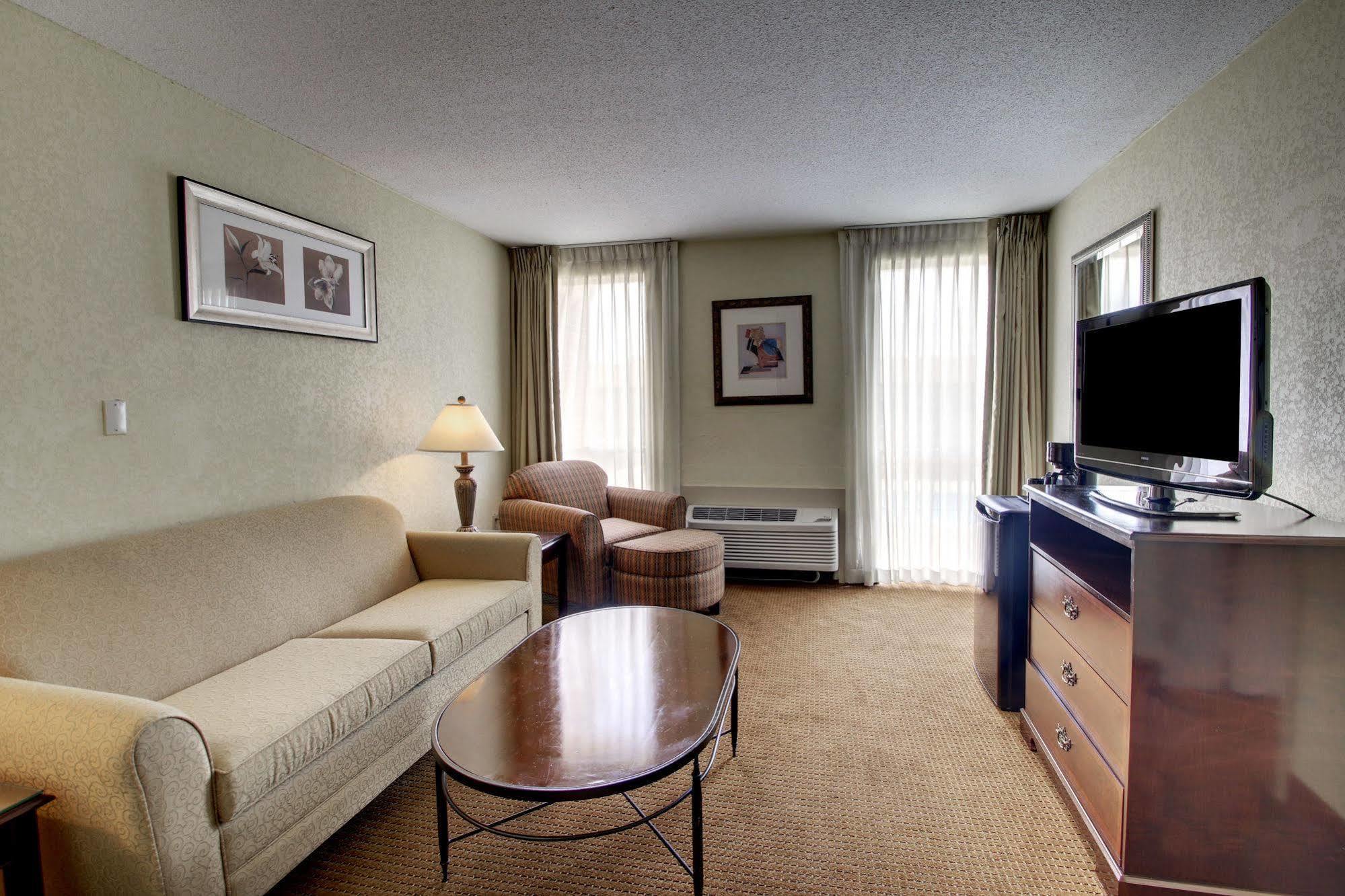Hotel Ramada By Wyndham Wichita Airport Zewnętrze zdjęcie