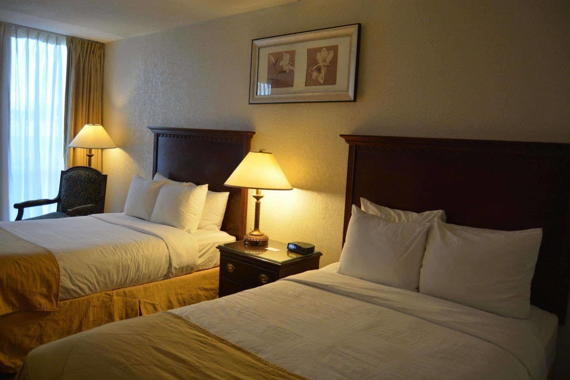 Hotel Ramada By Wyndham Wichita Airport Zewnętrze zdjęcie