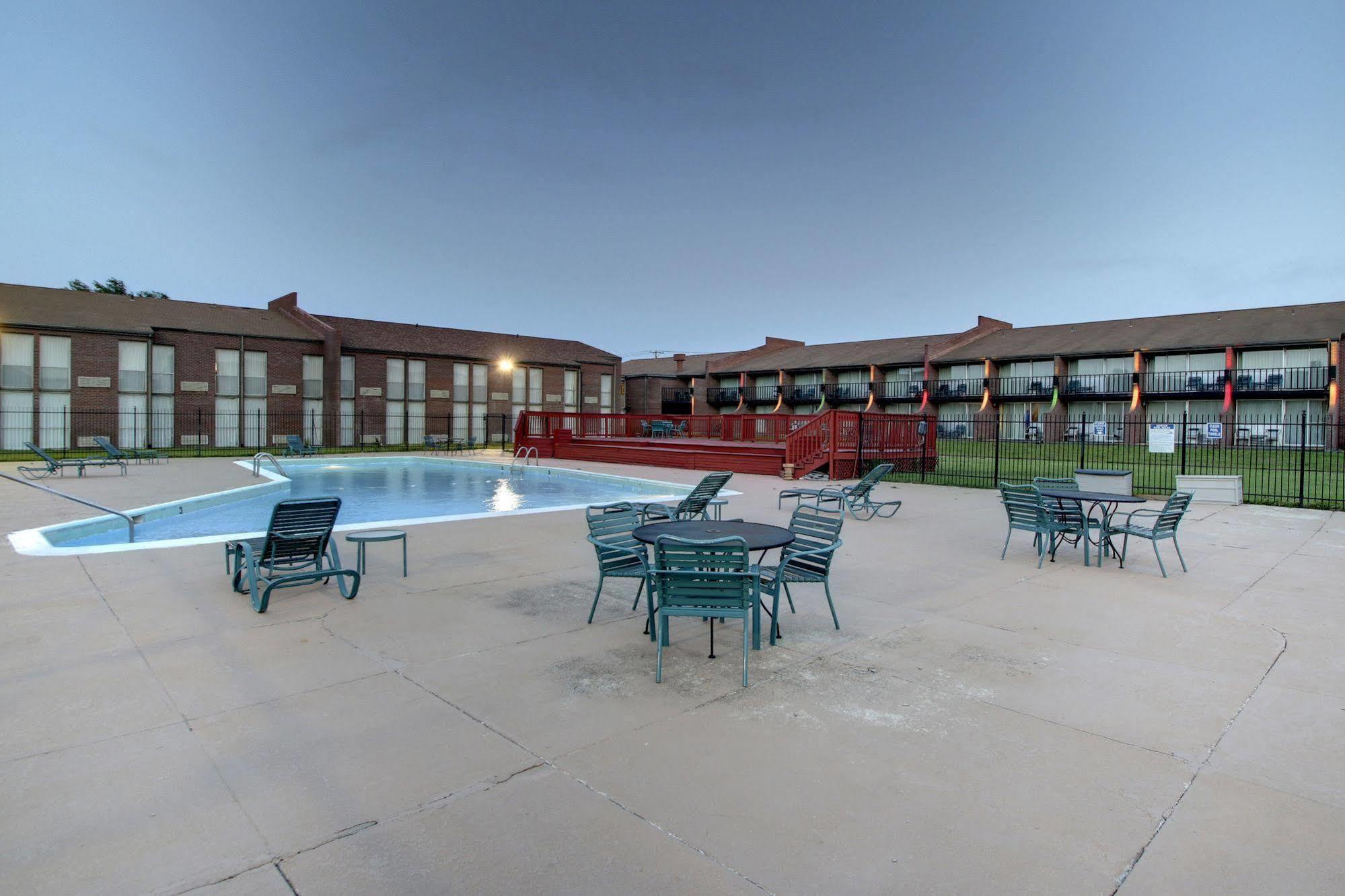 Hotel Ramada By Wyndham Wichita Airport Zewnętrze zdjęcie