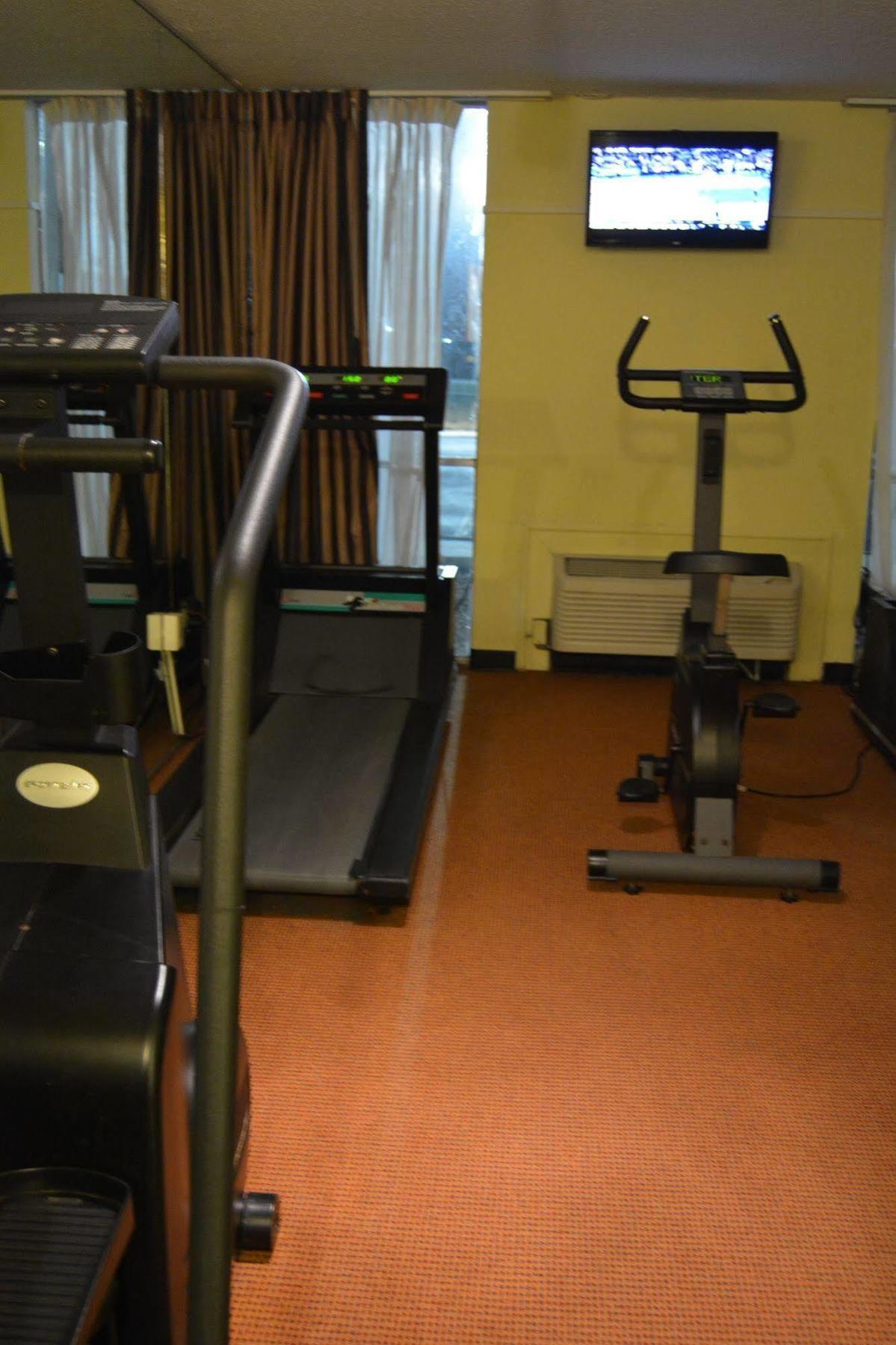 Hotel Ramada By Wyndham Wichita Airport Zewnętrze zdjęcie