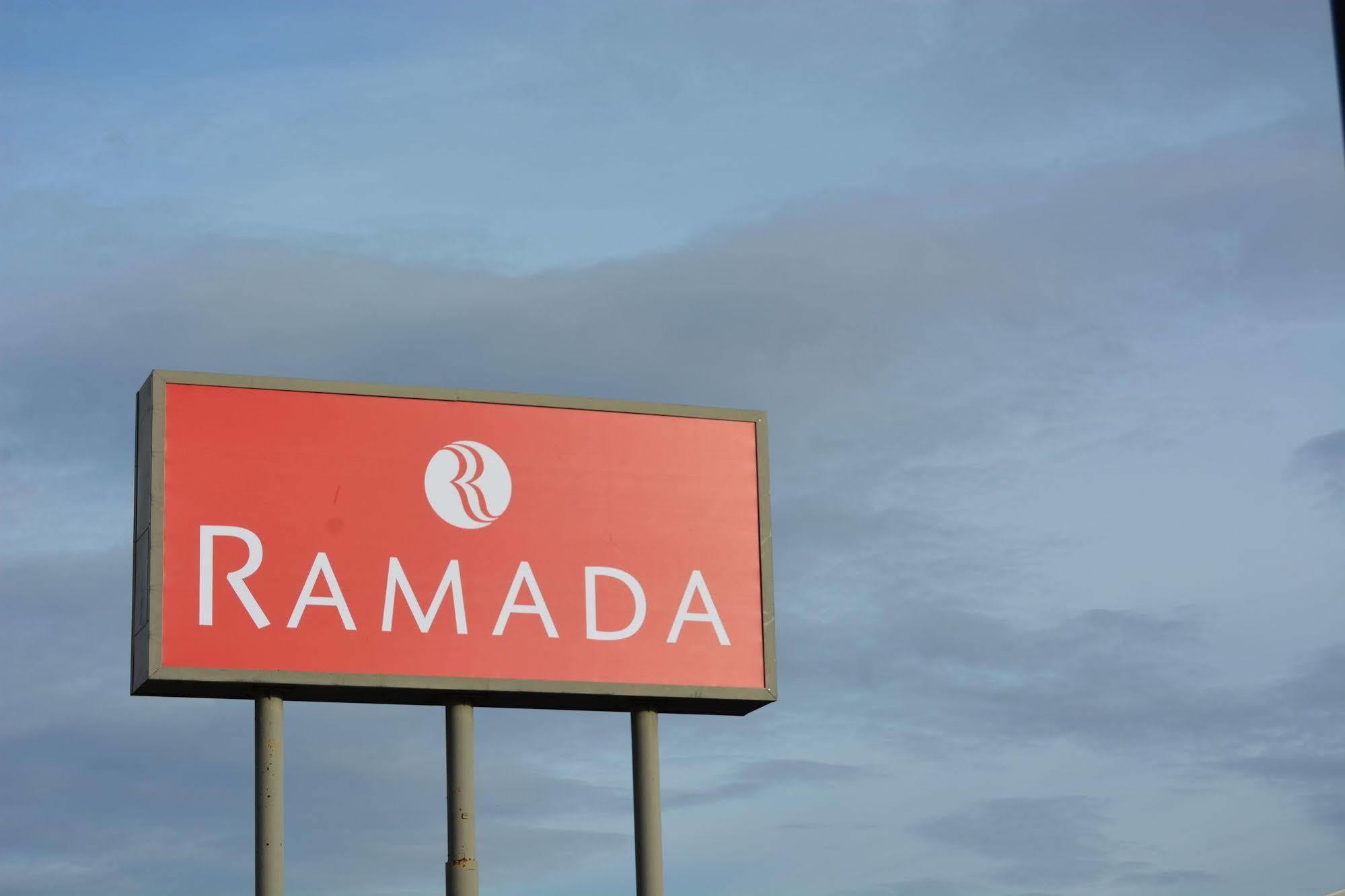 Hotel Ramada By Wyndham Wichita Airport Zewnętrze zdjęcie