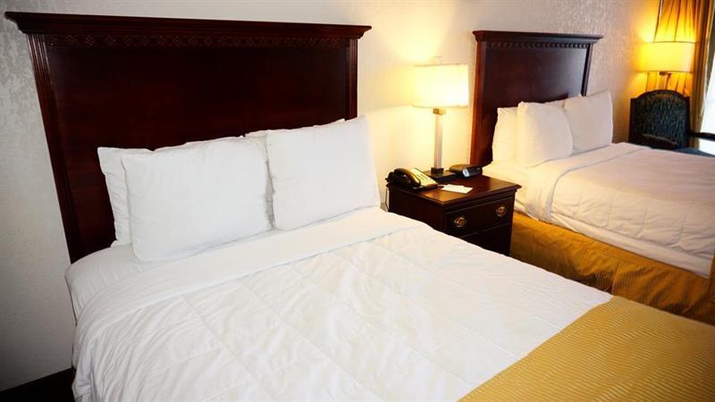 Hotel Ramada By Wyndham Wichita Airport Zewnętrze zdjęcie