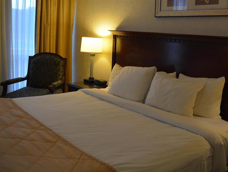 Hotel Ramada By Wyndham Wichita Airport Zewnętrze zdjęcie